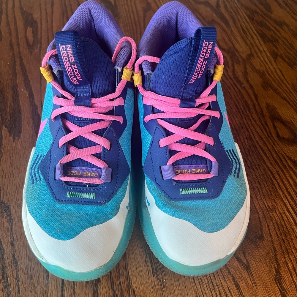 Nike Zoom crossover Size 6 ( big kids)